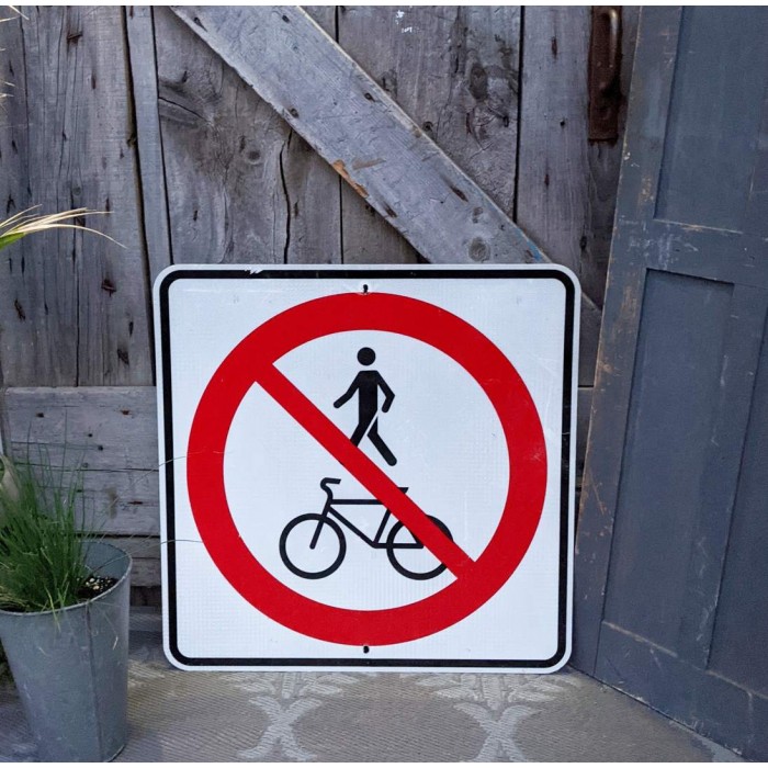 Panneau Accès est interdit aux piétons et bicyclettes